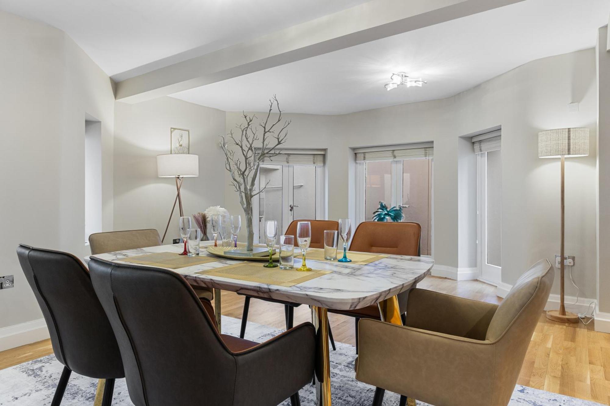 Ultra Massive House In Hyde Park Holiday home